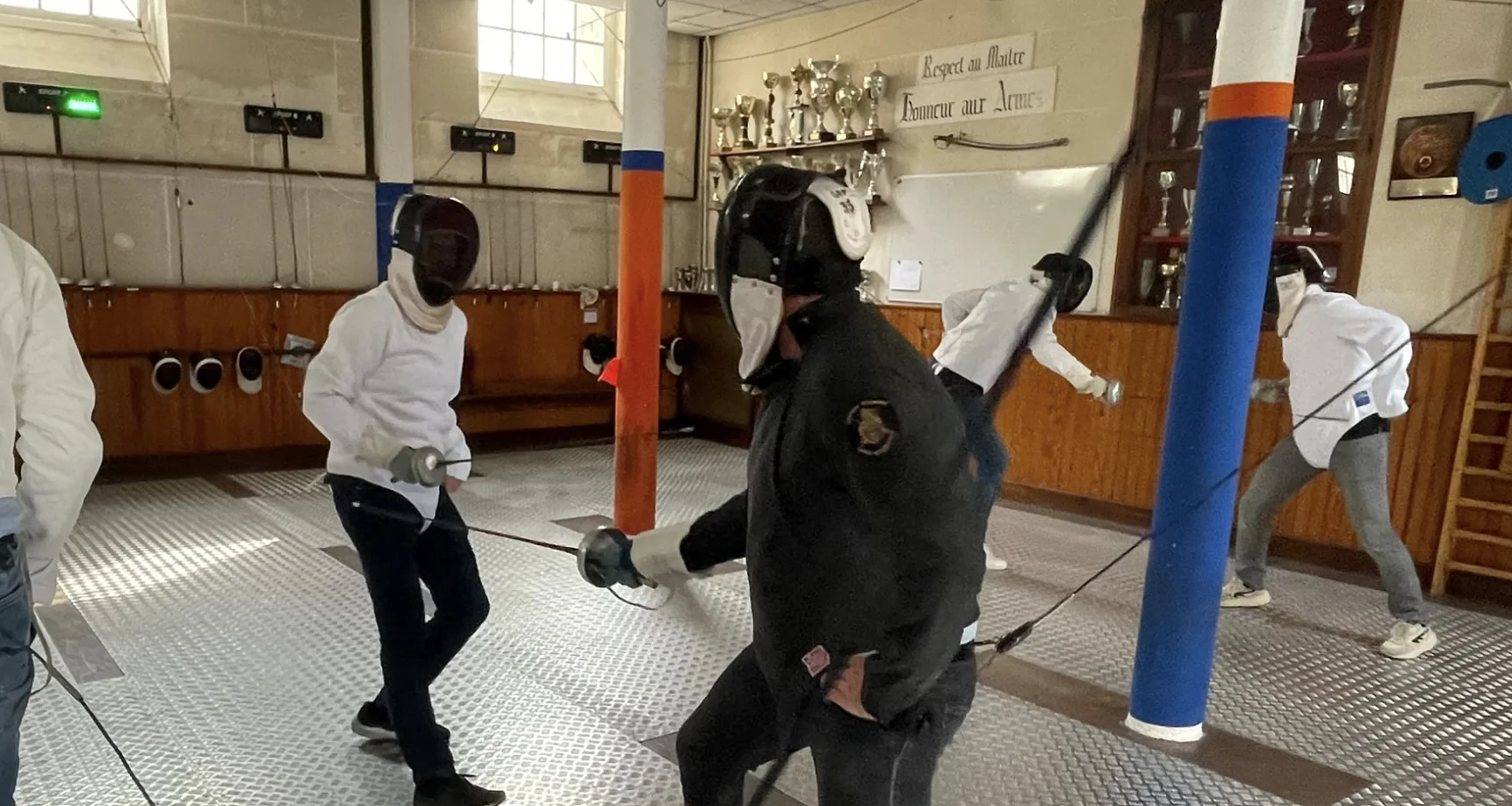 Assaut d'escrime entre participants d'un team building
